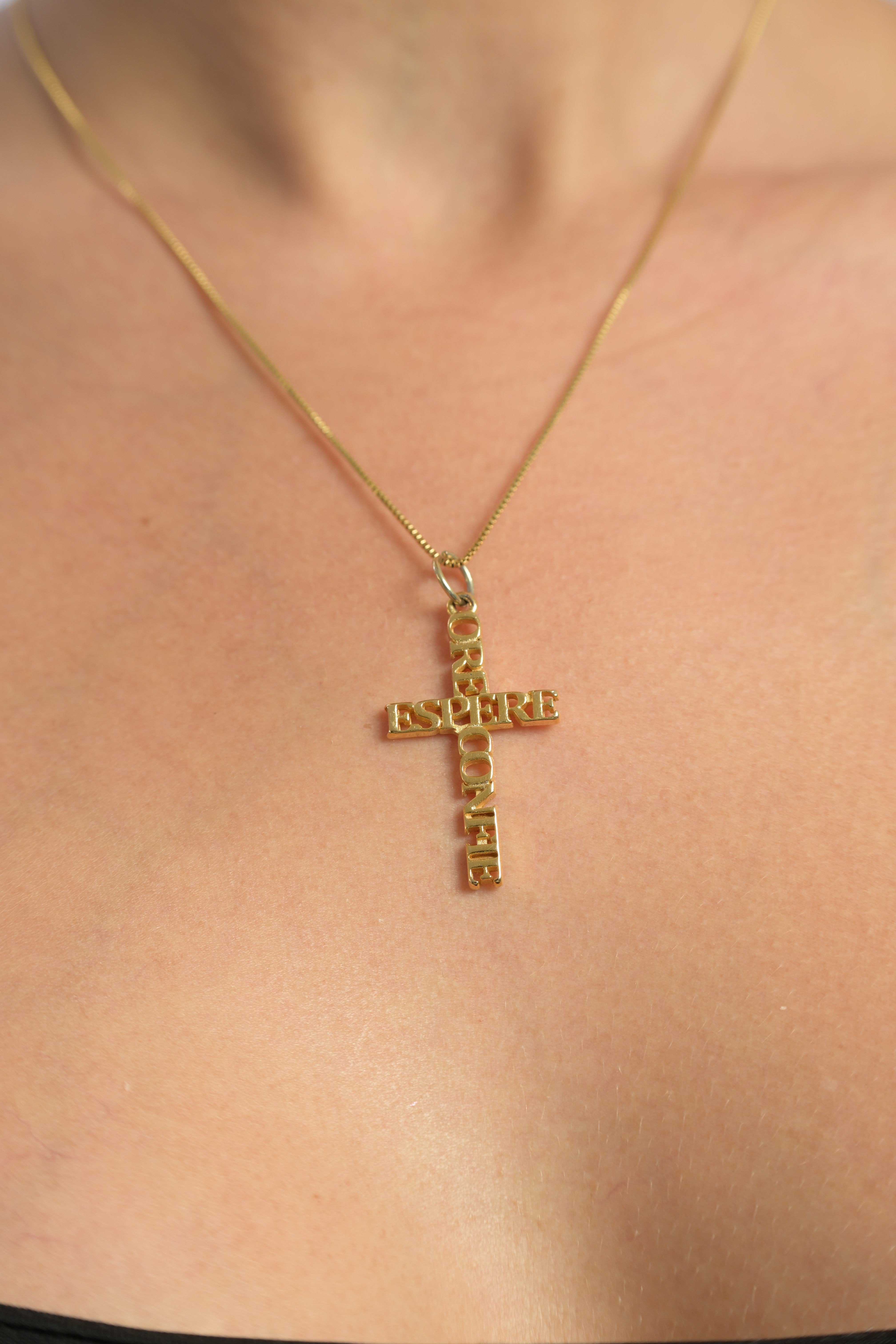 Semijoia Colar Cruz Ore, Espere e Confie – Dourado